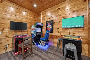 Games room - Gatlinburg Summer Getaway - Indoor Pool, Hot Tub, Arcade & Sleeps 12 (Gatlinburg)