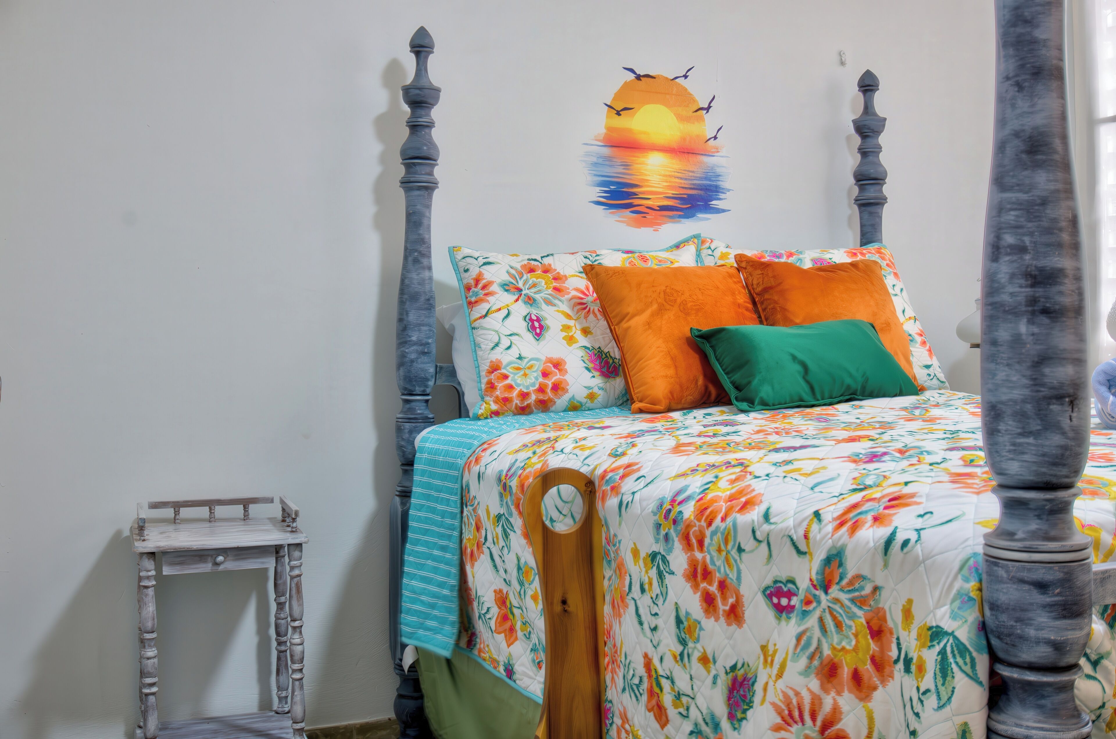 3 quartos, escrivaninha, ferros/tábuas de passar roupa, berço de viagem