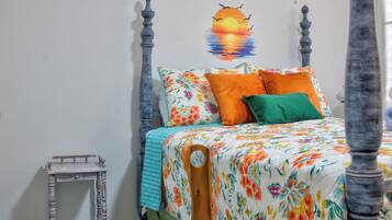 3 quartos, escrivaninha, ferros/tábuas de passar roupa, berço de viagem