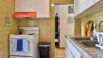 Kühlschrank, Mikrowelle, Herdplatte, Wasserkocher mit Kaffee-/Teezubehör