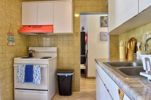 Kühlschrank, Mikrowelle, Herdplatte, Wasserkocher mit Kaffee-/Teezubehör