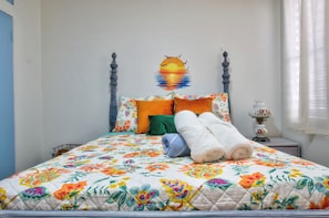 3 habitaciones, escritorio y tabla de planchar con plancha 
