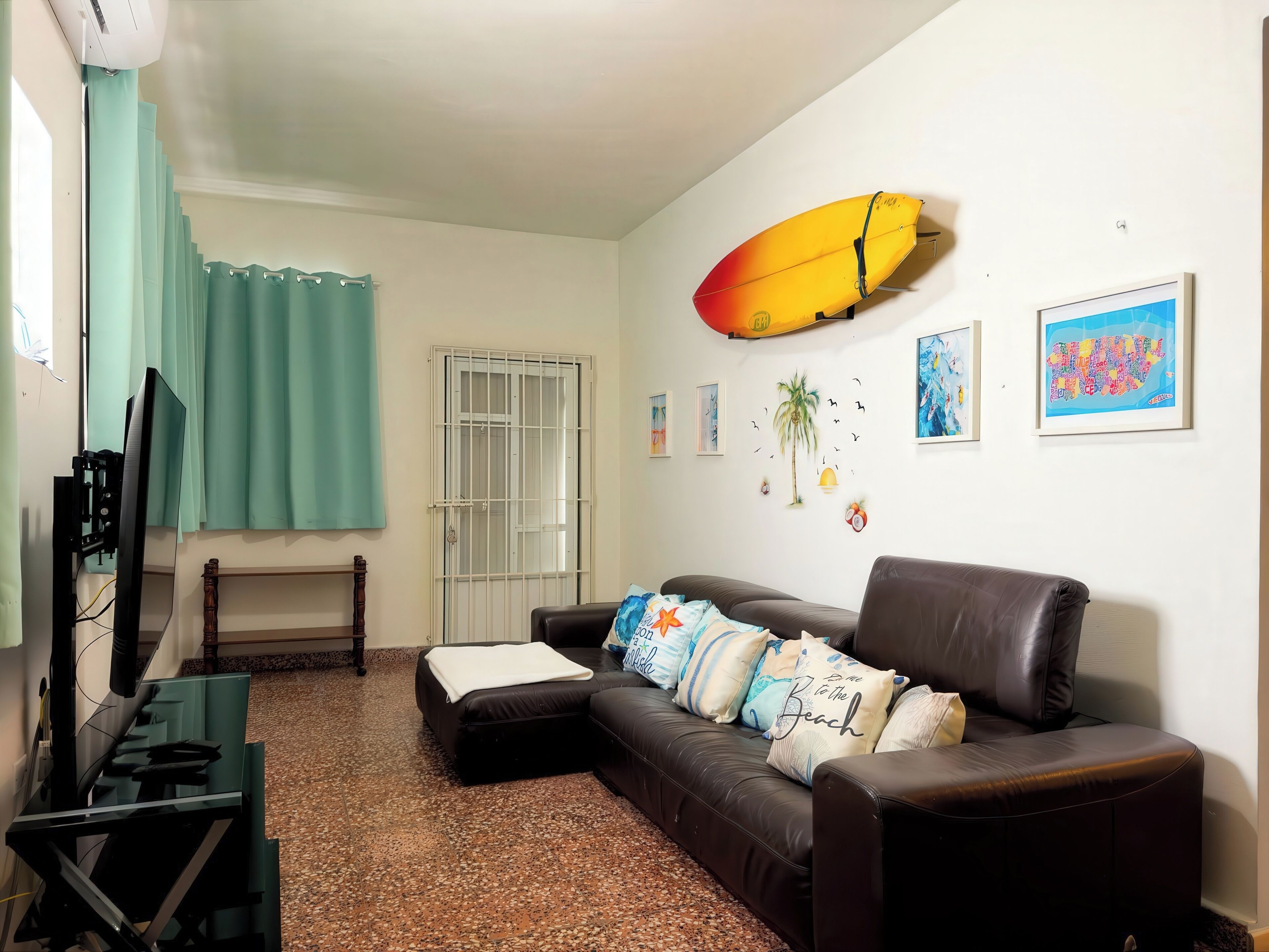 Smart-TV, Bücher, Musikbibliothek, Stereoanlage