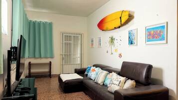 Smart-TV, Bücher, Musikbibliothek, Stereoanlage