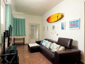 Smart-TV, Bücher, Musikbibliothek, Stereoanlage