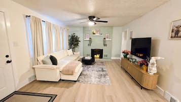 Een smart-tv, een open haard, videogames en tafelvoetbal