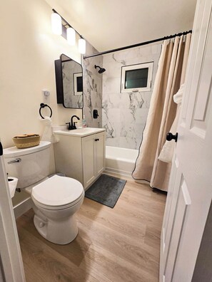 Milieuvriendelijke toiletartikelen, een haardroger, handdoeken, zeep