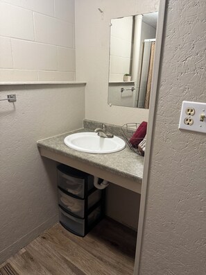 Shower, towels, toilet paper - #2 Studio apartment with AC in Sheldon (Sheldon)