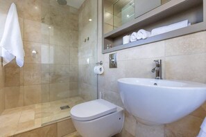 Suihku, hiustenkuivaaja, pyyhkeet