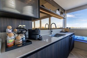 Fridge, oven, stovetop, dishwasher