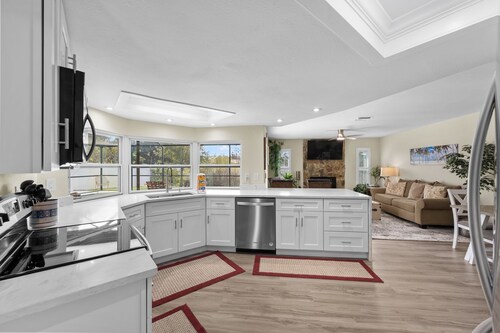 Modern Pool Home, Game Rm, 7min to Beach