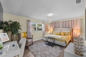 3 dormitorios, escritorio, tabla de planchar con plancha y cuna de viaje