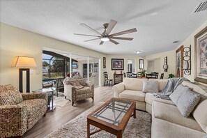 Una televisión, una chimenea, una mesa de tenis de mesa, libros