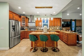 Mikrobølgeovn, ovn, kokeplater og oppvaskmaskin