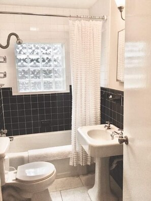 Hair dryer, towels, soap, toilet paper - College View Cottage~UNA is 2 blocks away (Florence)