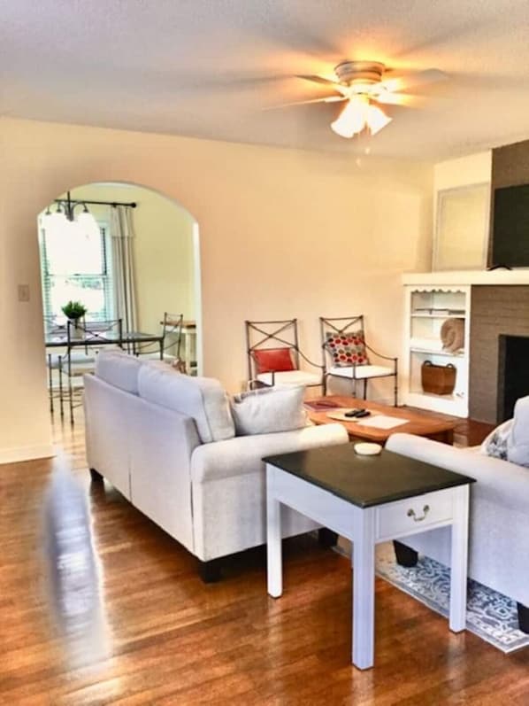Smart TV - College View Cottage~UNA is 2 blocks away (Florence)