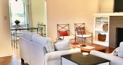 College View Cottage~UNA is 2 blocks away