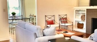 College View Cottage~UNA is 2 blocks away