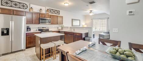 Frigorífico, microondas, placa de cocina y lavavajillas