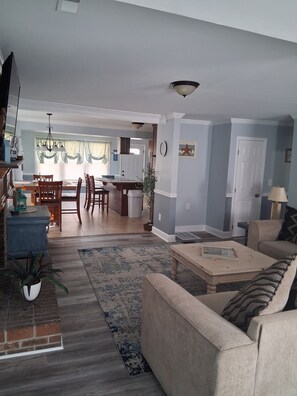 Living area - Blue coral retreat.. has plenty to offer (Myrtle Beach)