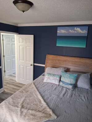 4 bedrooms, iron/ironing board, WiFi, bed sheets - Blue coral retreat.. has plenty to offer (Myrtle Beach)