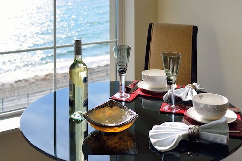 Luxury Sea Front Modern 1-bedroom apartment in Douglas perfect for your getaway