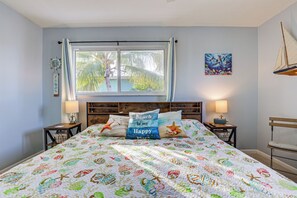 2 bedrooms, desk, iron/ironing board, Internet - Canal-Front Gem w/ Peekaboo Views in Cudjoe Key! (Cudjoe Key)
