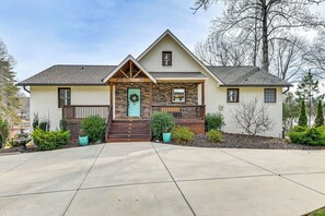 Exterior - Boat Dock & Game Room: Waterfront Lake Norman Gem (Mooresville)