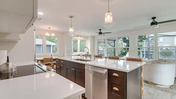 Réfrigérateur, micro-ondes, plaque de cuisson, lave-vaisselle