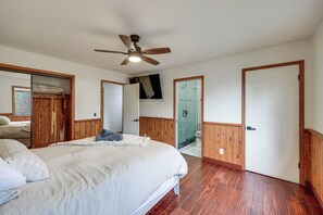 Room - Renovated Moonridge Cabin w/ Hot Tub & Lake Views! (Big Bear)