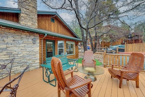 Outdoor dining - Moonridge renovated with hot tub and Lake views! (Big Bear)
