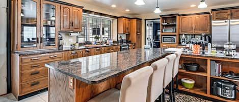 Kylskåp, mikrovågsugn, spishäll och diskmaskin