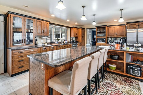 Walk to League Stadium: Huntingburg Family Home!