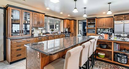 Walk to League Stadium: Huntingburg Family Home!