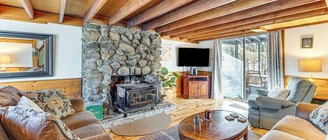 Una televisión, una chimenea