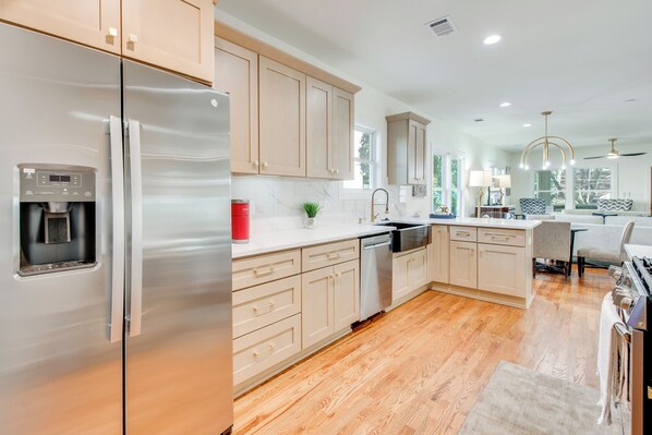 Fridge, microwave, stovetop, dishwasher - < 4 Mi to Mercedes-Benz: Modern West End ATL Stay (Atlanta)