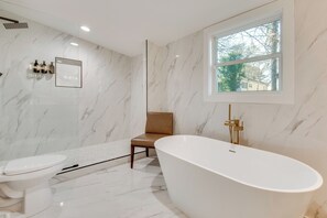 Hair dryer, towels - < 4 Mi to Mercedes-Benz: Modern West End ATL Stay (Atlanta)
