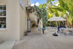 Outdoor dining - Walk to Shore: Condo w/ Pool Access in Miami Beach (Miami Beach)