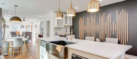 Réfrigérateur, micro-ondes, plaque de cuisson, lave-vaisselle