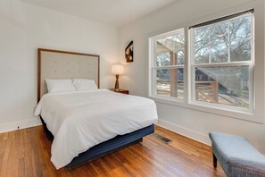 4 bedrooms, desk, iron/ironing board, Internet - Fully Updated! 3,000-Sq-Ft Home Near Mercedes-Benz (Atlanta)