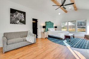 4 bedrooms, desk, iron/ironing board, internet - Fully Updated! 3,000-Sq-Ft Home Near Mercedes-Benz (Atlanta)