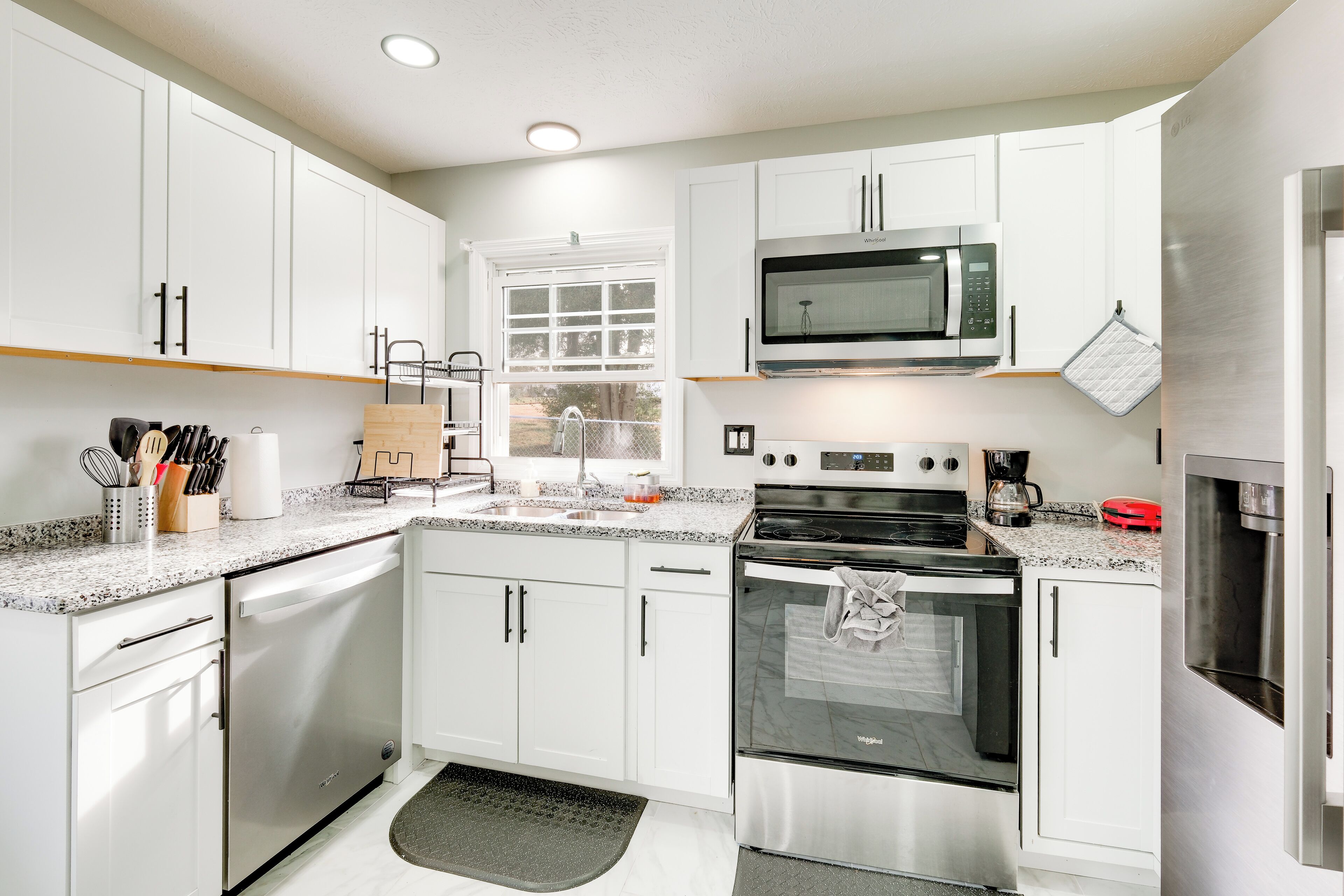 Refrigerador, microondas, placa de cocina, lavavajillas