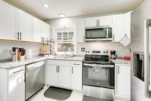 Refrigerador, microondas, placa de cocina, lavavajillas