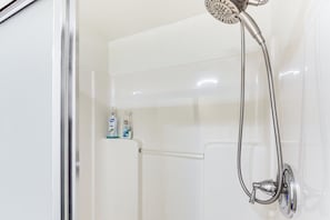 Kostenlose Toilettenartikel, Haartrockner, Handtücher