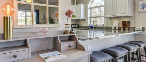 Kjøleskap, mikrobølgeovn, kokeplater og oppvaskmaskin