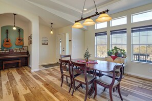 Dining - 15 Mi to Kartchner Caverns: Quiet Gem w/ Mtn Views (Benson)