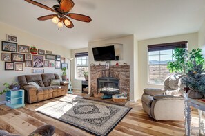 TV, fireplace, books - 15 Mi to Kartchner Caverns: Quiet Gem w/ Mtn Views (Benson)