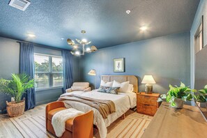3 bedrooms, iron/ironing board, Internet, bed sheets - Walk to Biloxi Beach Fun! Chic & Updated Townhome (Biloxi)