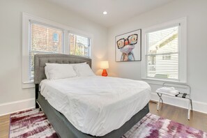 3 bedrooms, iron/ironing board, Internet, bed sheets - Easy MARTA & Mercedes-Benz Access! ATL Home Base (Atlanta)