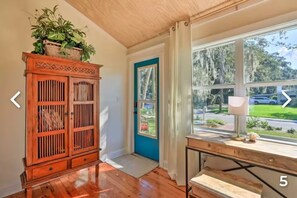 Interior - Charming Home with Hot Tub and Garden, 20 minutes to Beach. (Palmetto)